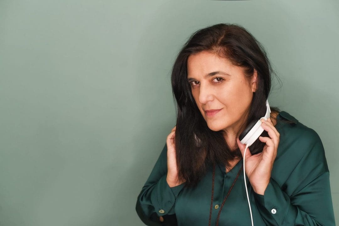 Η Ελένη Κορόβηλα με ακουστικά του pod.gr