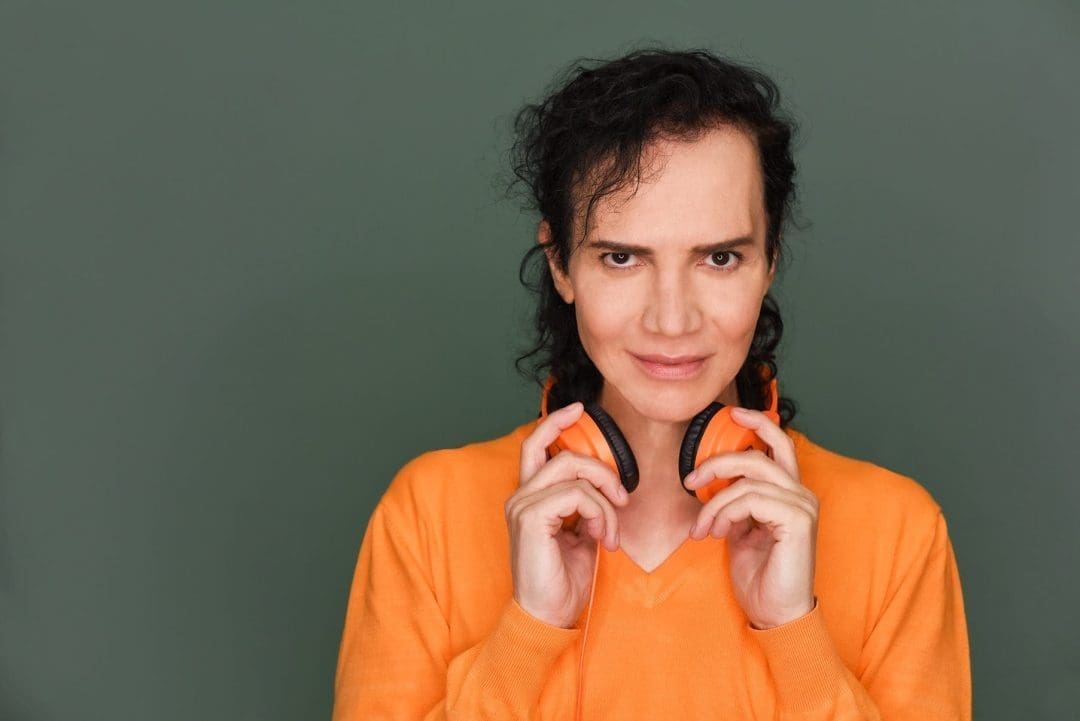 Ο Παντελής Καναράκης με ακουστικά του pod.gr