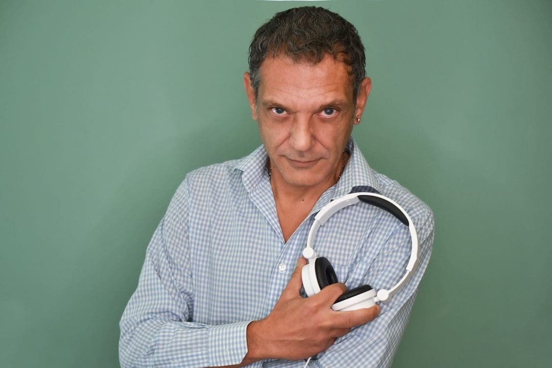 Ο Μίλτος Μακρίδης με ακουστικά